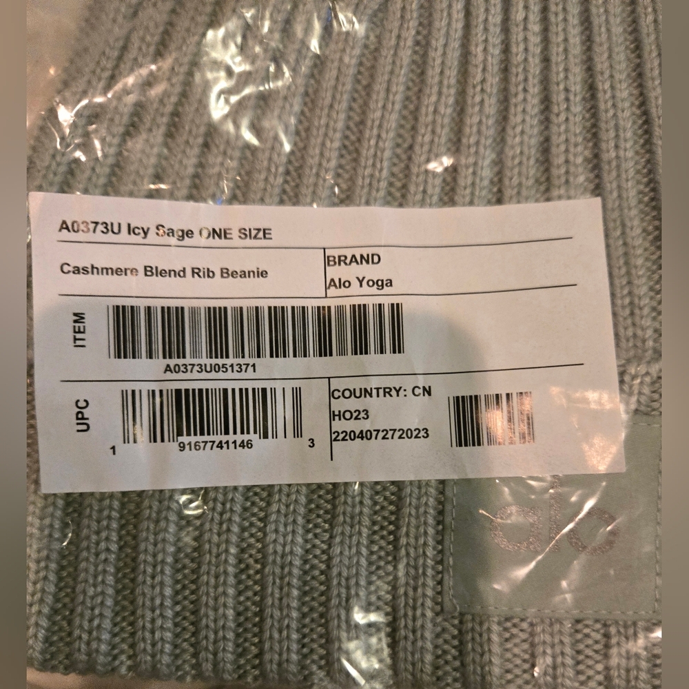 Alo Yoga Cashmere Beanie - Picture 8 of 9